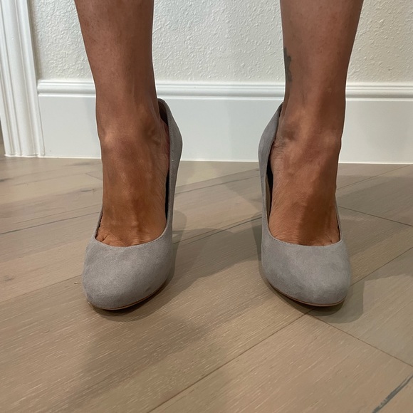 Grey suede heels size 6 Njne West - Picture 12 of 12